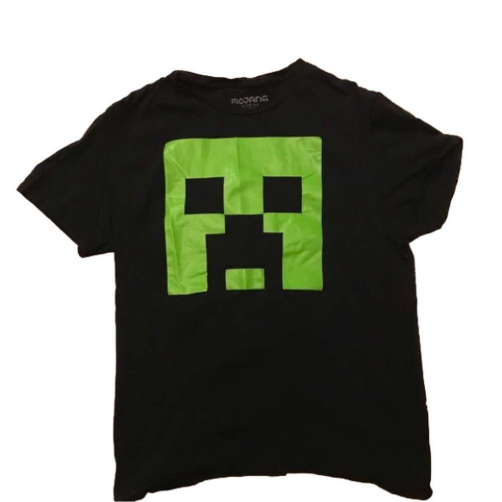 𝅺minecraft T-shirt.  Men’s size small, but seems more like a woman’s small.